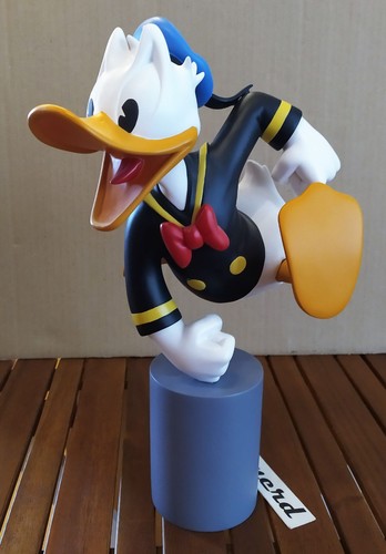 Donald duck statue excited - duck,