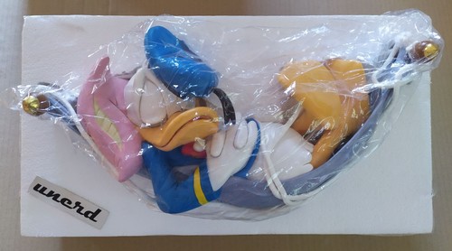 Donald duck statue - statue:, in